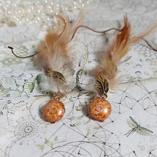 Boucles d’oreilles grandes plumes ambre montées avec plumes de coq, breloques feuilles et cabochons verre, un style amérindien !