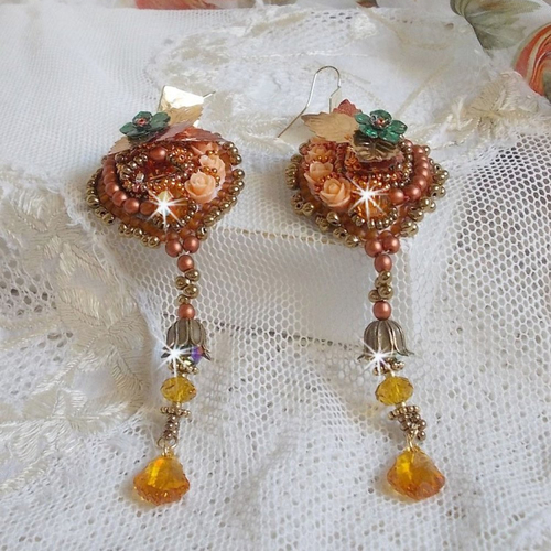 Boucles d’oreilles souffle d’automne brodées avec cabochons facettées, perles, fleurs et rocailles pour un style ethnique
