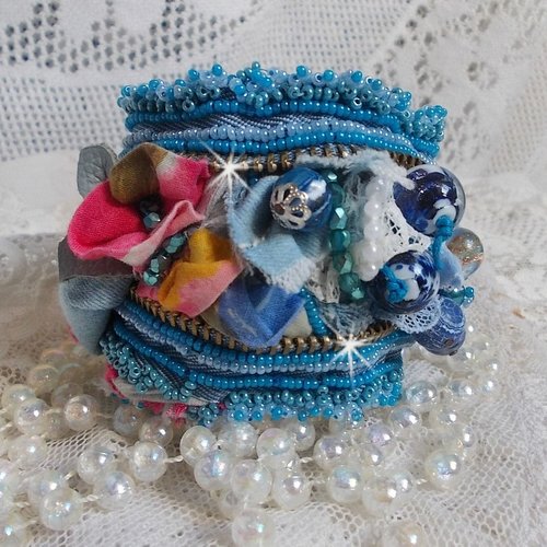 Bracelet far west manchette brodé avec du tissu en jean,  perles de gemme : le sodalite, l’agathe et perles, un style amérindien