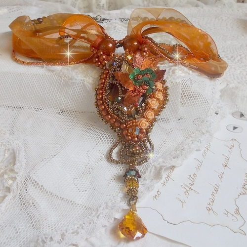 Collier souffle d’automne d’un style ethnique avec un cabochon très ancien, roses, perles rondes lisses, cristal, et rocailles
