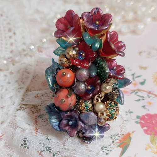Bague onia d’une composition florale avec des cristaux, fleurs, perles, pierre de gemme : le corail, une belle nature !