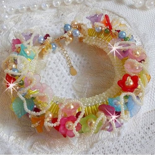 Bracelet garden flowers avec rocailles et tubes jaunes, fleurs et feuilles lucites, cristaux et fermoir en plaqué or, une belle nature !