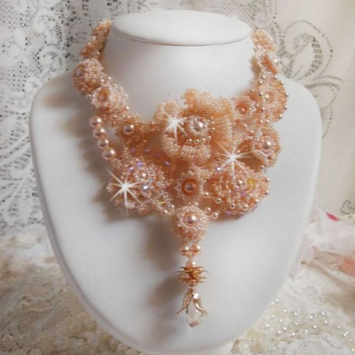 Collier idylle beauté haute couture brodé avec des cristaux, accessoires de qualité et rocailles pour un mariage si romantique