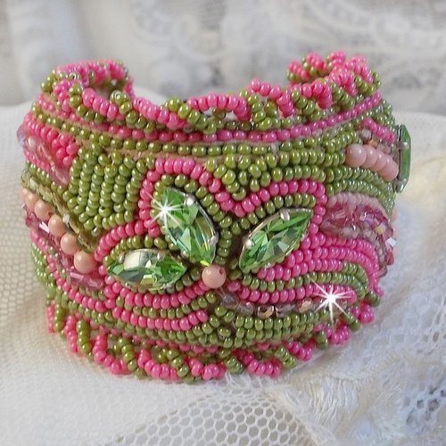 Bracelet miss lady manchette brodé avec des cristaux : perles, navettes, toupies, rocailles rose et anis pour un peu de romantisme