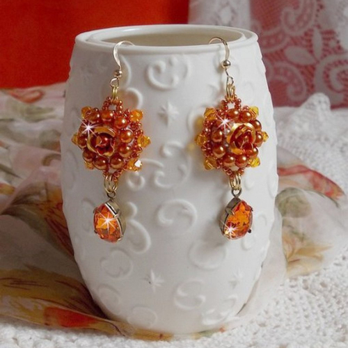 Boucles d’oreilles lady in orange brodées avec des cabochons forme de rose, perles nacrées, rocailles pour un style contemporain