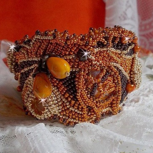 Bracelet lady in orange manchette haute couture brodé sur cuir, cristaux, gouttes, perles, calottes fleurs, un style contemporain