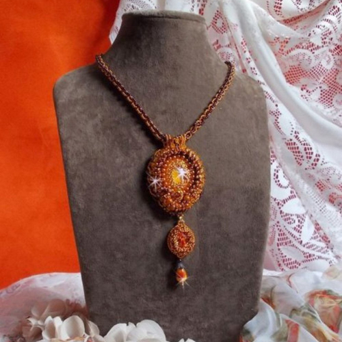 Pendentif lady in orange brodé avec cabochon cristal, goutte zébrée, rose, perles magiques, rocailles,  cuir, un style contemporain