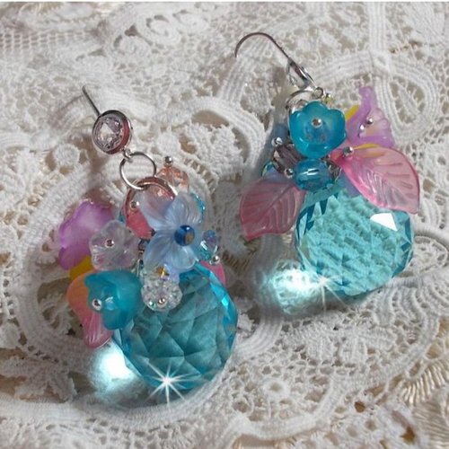 Boucles d’oreilles ondine bleu montées avec cristaux : perles rondes, rondelles, fleurs et feuilles,  une belle modernité