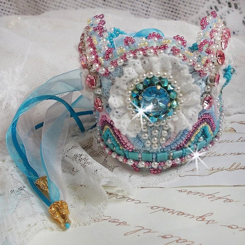 Bracelet beauty alicia blue manchette haute couture brodé avec cabochons cristal, résine, rocailles et autres perles de qualité