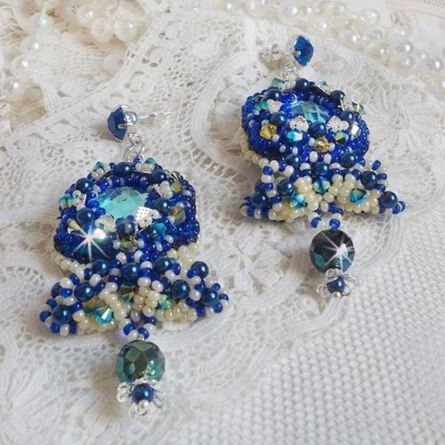 Boucles d’oreilles blue palace brodées avec cabochons, perles rondes facettées et nacrées, rocailles pour un style baroque