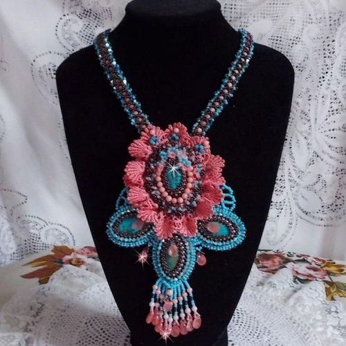 Collier naïade plastron haute-couture crée avec des cabochons turquoise hubei, perles en corail, dentelle, cristaux et rocailles