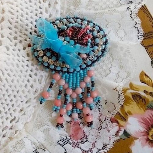 Broche naïade brodée avec des perles de gemmes : le turquoise hubei et perles rondes corail light sur un style marin
