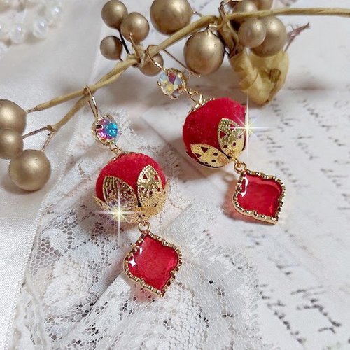 Boucles d’oreilles passionnément montées avec des pompons rouges, cristaux, coupelles, pendentifs époxy, un style oriental !