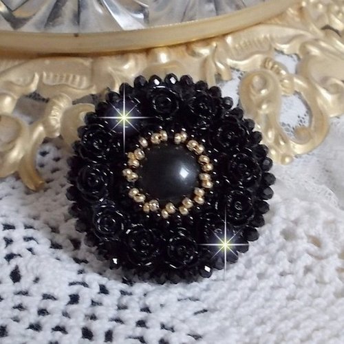 Bague cléopâtra brodée avec un onyx noir, roses, rocailles, perles rondes facettées aplaties sur bague laiton, un style ethnique !