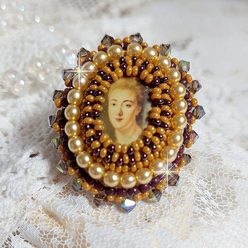 Bague madame de pompadour brodée avec un cabochon représentant une femme, cristaux, perles, rocailles, un style vintage