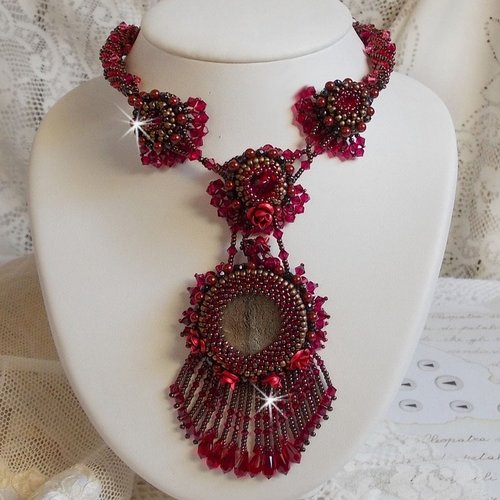 Collier rubby one brodé avec un cabochon en céramique, cristaux, roses, rocailles et fermoir en t pour un style baroque