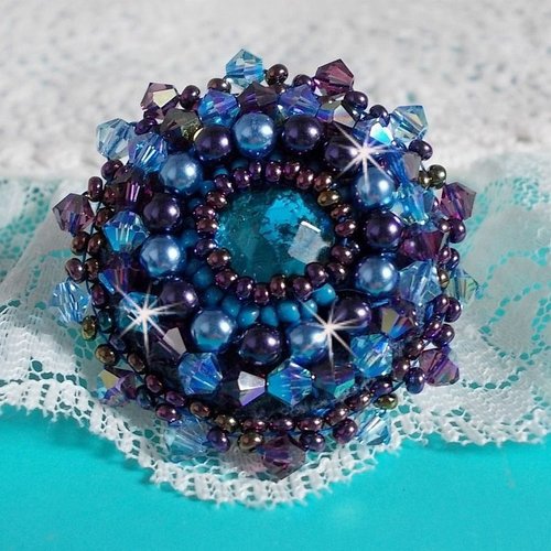 Bague roses bleues royales brodée avec un cabochon bleu roi avec perles nacrées, toupies et rocailles pour un style baroque