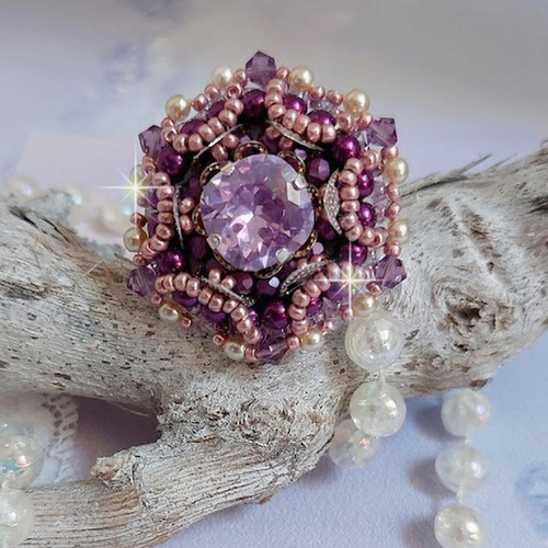Bague chinese purple stone brodée avec cabochon rond en cristal, facettes, perles nacrées et rocailles, un style art nouveau