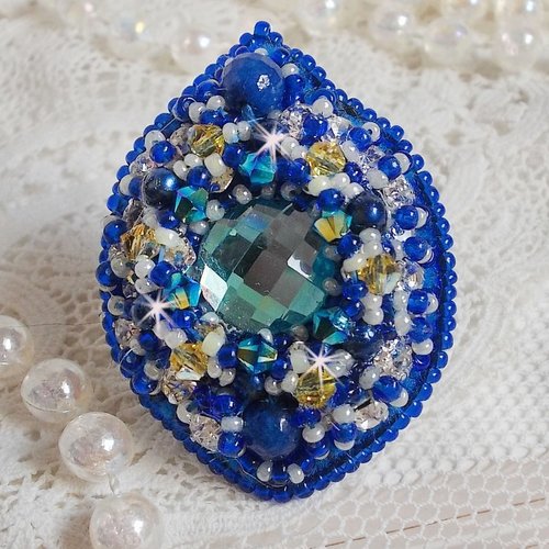 Bague blue palace brodée avec cabochon rond facetté, perles, estampe filigranée, chatons, cristaux et rocailles,  un style baroque !