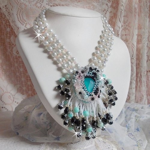 Collier océane brodé avec un cabochon poire, perles nacrées, perles, cristaux, argent 925, cuir, poires facettées, un style marin