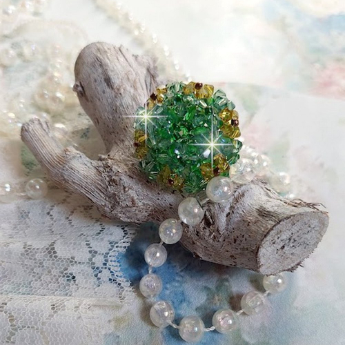 Bague vert tendre montée avec des toupies en cristal emerald et jaune avec des facettes en verre et rocailles., une nature verdoyante !