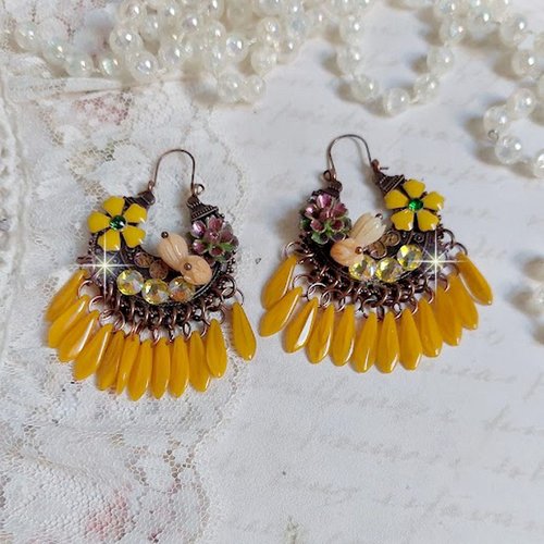 Boucles d’oreilles bouquet exotique montées avec des dagues en verre, fleurs époxy, résine et cristaux pour une belle nature