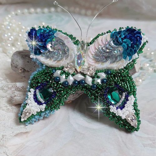 Broche papillon clair de lune brodée avec cristaux, sequins, rocailles de haute qualité, perles losanges pour une belle nature