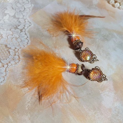 Boucles d’oreilles vol au vent créées avec plumes de pintade, coq, perles bois,  chaîne strass pour un style amérindien