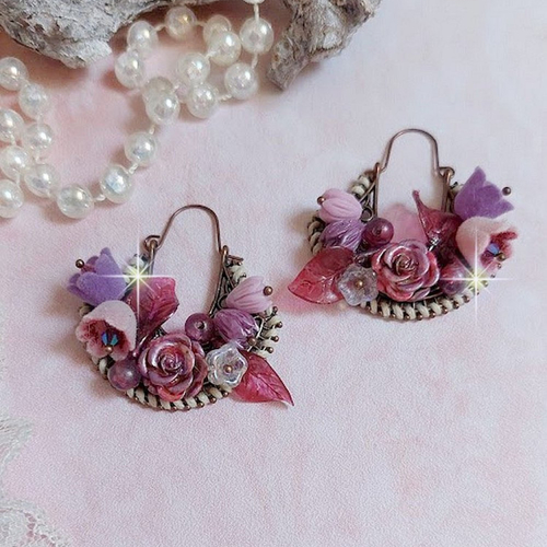 Boucles d’oreilles jouvence créées avec différentes fleurs en verre, résine, acrylique et cristaux pour une belle nature !