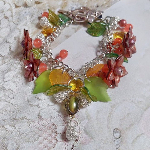 Bracelet blondy créé sur un bracelet gourmette argenté avec fleurs, feuilles, perles en jade, perle murano pour une belle saison