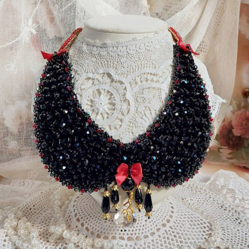 Plastron nuit d’etoiles brodé avec des cristaux, perles rondes, estampes, cabochons, fermoir plaqué or pour un style baroque
