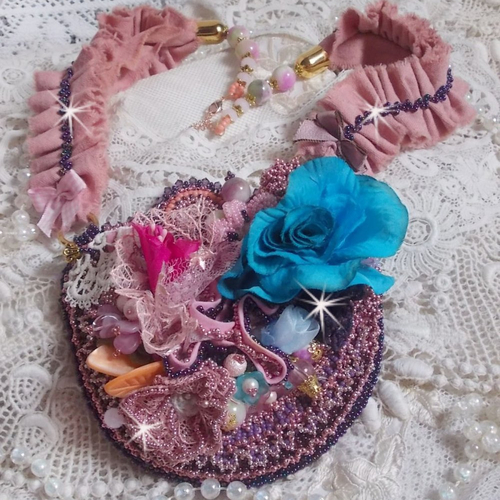 Plastron jardin poétique créé avec de belles dentelles, tissu, cristaux, perles, fleurs et pierres de gemmes, un style romantique