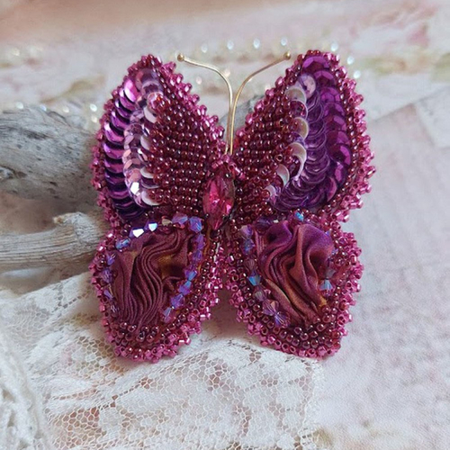 Broche papillon violine fuchsia brodée avec un ruban de soie, cristaux, sequins, rocailles de haute qualité, une belle nature chic !