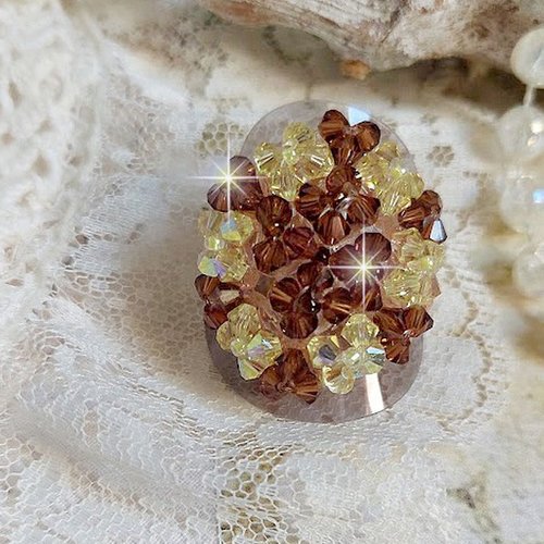 Bague etoilée avec des toupies jonquille ab et smoked topaz, des facettes en verre rose pêche pour un style moderne