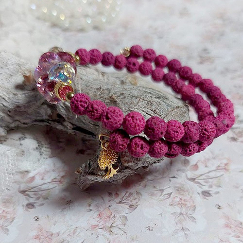 Bracelet couronne rose framboise avec pierres de lave teintée, cristaux, breloque arbre de vie pour un style bohème