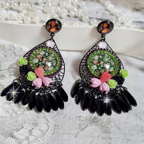 Boucles d’oreilles la joconde montées avec estampes, cabochons verre, dagues, perles résine et perles cristal swarovski