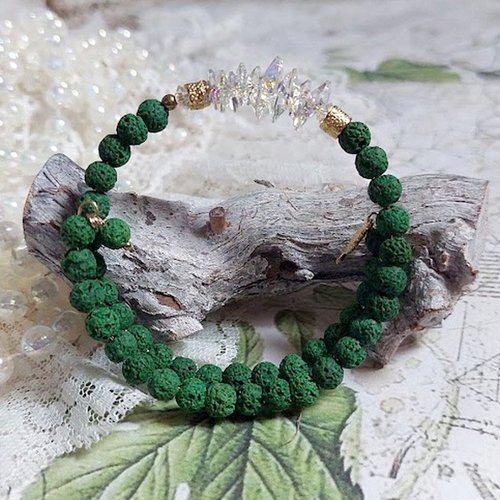 Bracelet couronne emeraude avec pierres de lave teintée, perles cristal swarovski et breloque arbre de vie métal