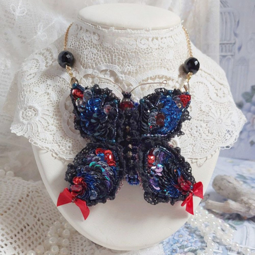 Collier broche butterfly jet/red brodé avec sequins, perles en verre, plasticine, rocailles et perles cristal swarovski