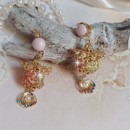 Boucles d’oreilles cordélia montées avec perles en céramique émaillé, coupelles, estampes et cristaux