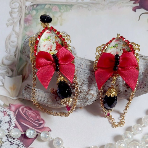 Boucles d’oreilles bonheur montées avec cabochons poires, nœud satin, chaîne strass, gouttes et cristal de swarovski