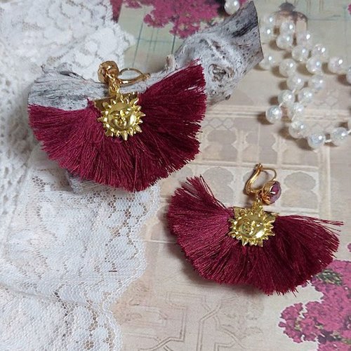 Boucles d’oreilles soleil dark red montées avec pompons bordeaux, pinces demi-lune, breloques et cabochons cristal swarovski