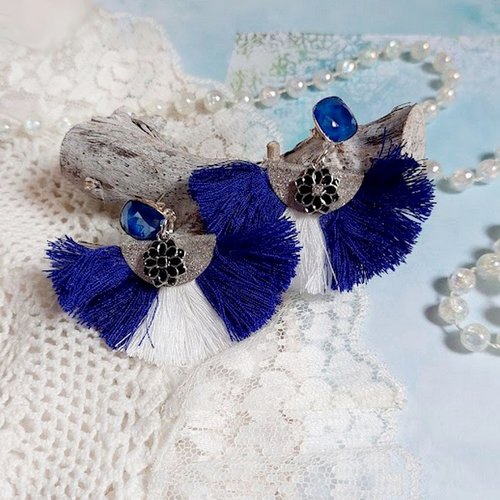 Boucles d'oreilles navy blue and white montées avec pompons, breloques émaillées, puces argent 925/1000 et cristaux