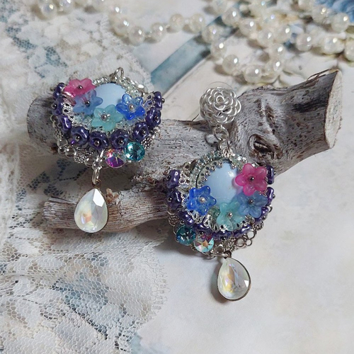 Boucles d’oreilles caraïbes montées avec fleurs, strass, estampes, calottes, perles cristal swarovski et clous d’oreilles