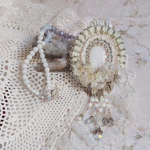 Pendentif nuages blancs  brodé avec fleurs en résine, cabochon verre, perles de jade, dentelle et perles cristal swarovski