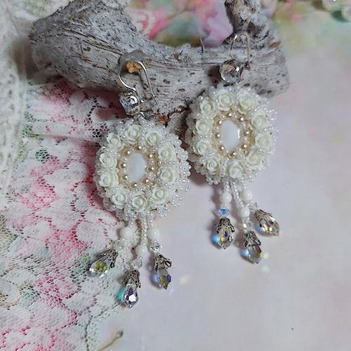 Boucles d’oreilles nuages blancs brodées avec nacre, jade, rocailles, cuir et perles cristal swarovski
