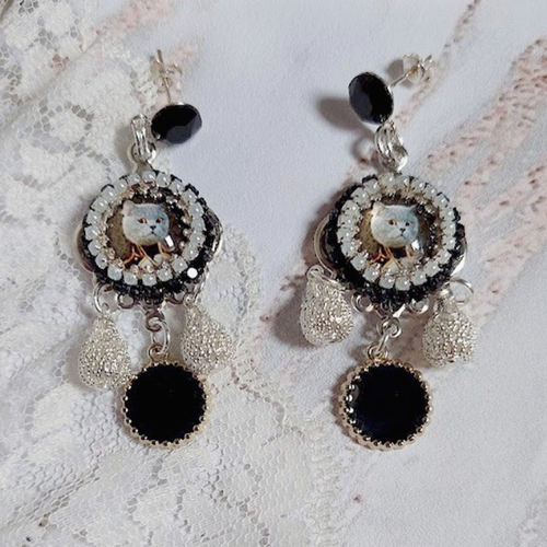 Boucles d’oreilles mimichat steampunk avec cabochons verres, strass, breloques époxy et perles cristal swarovski