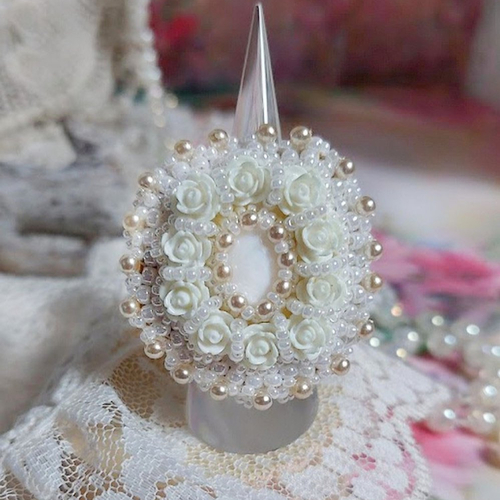 Bague nuages blancs brodée avec une nacre naturel, roses résines, perles nacrées, rocailles verres et bague rhodié