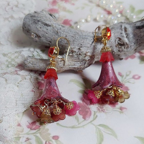 Boucles d’oreilles espérance d’un jour avec des fleurs résine nthétique, chaîne plaquée or, perles cristal swarovski.
