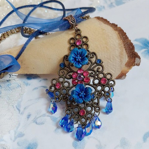 Collier fleurs bleues avec estampe, fleurs en résine, rubans, queue de rat, cabochons zirconium et perles cristal swarovski