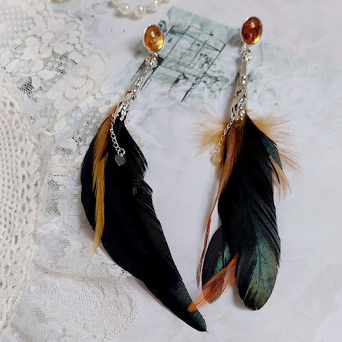 Boucles d’oreilles chant du coq avec des plumes de coq et cygne, chaîne argent, cabochons résine et clous en laiton